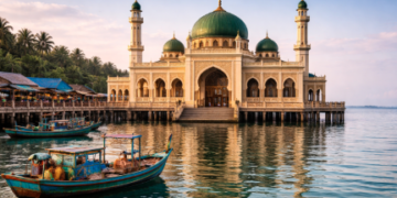 Keindahan arsitektur masjid terapung yang menjadi pusat kegiatan wisata religi kampung nelayan.