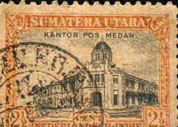 Sebuah prangko kuno yang menjadi bagian dari kekayaan Koleksi Prangko Kantor Pos Medan yang sangat bersejarah.