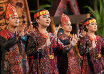 Koleksi Pakaian Adat Suku Medan yang menampilkan keberagaman etnis di Sumatera Utara.