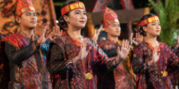 Penari yang sedang membawakan Tari Tor Tor Medan dengan penuh khidmat.