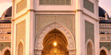 Detail ornamen pada gerbang utama dalam sejarah Masjid Raya Al-Mashun yang mencerminkan kemegahan gaya Maroko.