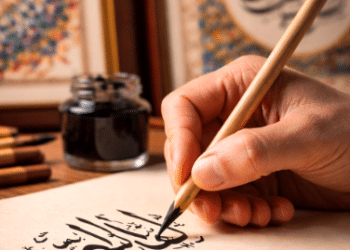 Proses pembuatan karya Seni Kaligrafi Medan yang menuntut ketelitian dan jiwa seni tinggi.