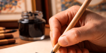 Proses pembuatan karya Seni Kaligrafi Medan yang menuntut ketelitian dan jiwa seni tinggi.