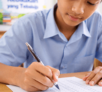 Aksi nyata siswa dalam menjaga integritas dengan mengerjakan ujian secara jujur dan percaya diri.