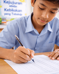 Aksi nyata siswa dalam menjaga integritas dengan mengerjakan ujian secara jujur dan percaya diri.