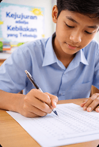 Aksi nyata siswa dalam menjaga integritas dengan mengerjakan ujian secara jujur dan percaya diri.