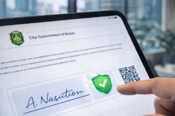 Seorang pejabat atau warga sedang membubuhkan Tanda Tangan Digital Medan pada dokumen resmi untuk memastikan legalitas secara instan.