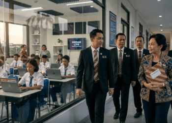 Anggota DPRD Jember sedang berdiskusi dengan kepala sekolah saat memantau pelaksanaan Tes Kemampuan Akademik SMP 2026.