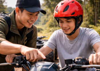 Instruktur memberikan arahan dan tips aman bermain ATV Berastagi kepada seorang wisatawan pemula.