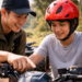 Instruktur memberikan arahan dan tips aman bermain ATV Berastagi kepada seorang wisatawan pemula.