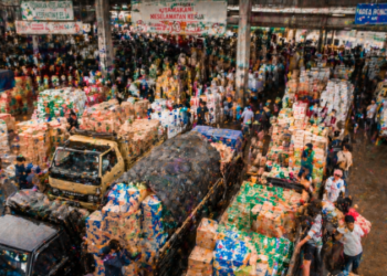 Aktivitas bongkar muat barang di salah satu pusat Grosir Pajak Sambu Medan.