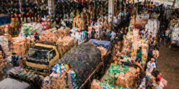 Aktivitas bongkar muat barang di salah satu pusat Grosir Pajak Sambu Medan.