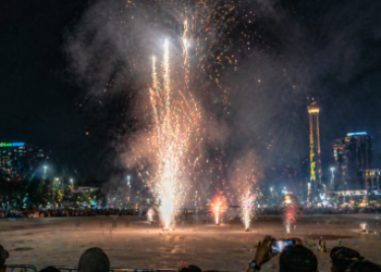 Langkah keselamatan saat menyalakan Mercon di Medan dengan menggunakan alat bantu sulut jarak jauh.