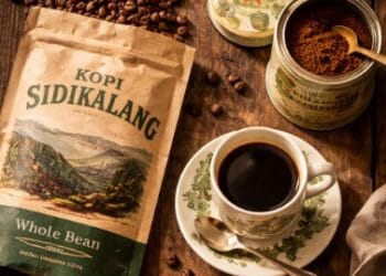 Berbagai pilihan oleh-oleh kopi Medan berkualitas tinggi dalam kemasan menarik untuk dibawa pulang.