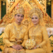 Pasangan pengantin yang tampil anggun dalam balutan busana Pernikahan Adat Melayu Medan.