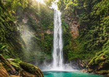 Keindahan air terjun tersembunyi dengan air yang sangat jernih di kawasan hutan sekitar Medan.