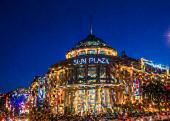 Tampilan luar gedung Sun Plaza Medan yang berdiri megah di pusat bisnis Kota Medan pada malam hari.