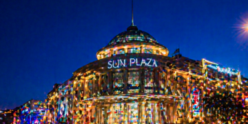 Tampilan luar gedung Sun Plaza Medan yang berdiri megah di pusat bisnis Kota Medan pada malam hari.