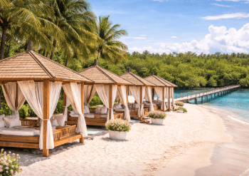 Jembatan kayu ikonik di Pantai Pondok Permai yang menghubungkan area pasir putih dengan hutan mangrove yang rimbun.