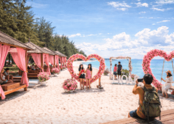 Dekorasi estetik di Pantai Romantis yang menjadi salah satu destinasi pantai di Medan paling hits untuk berswafoto.