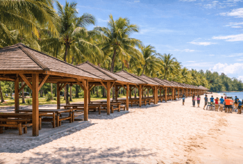 Area gazebo besar untuk acara gathering di Pantai Wong Rame Sergai, destinasi pantai di Medan yang sangat rapi.