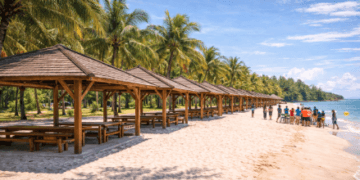 Area gazebo besar untuk acara gathering di Pantai Wong Rame Sergai, destinasi pantai di Medan yang sangat rapi.