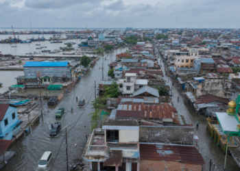 Kondisi terkini salah satu sudut pemukiman yang terdampak Banjir Rob Belawan 2026 akibat fenomena pasang air laut.