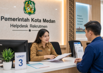 Petugas layanan di kantor helpdesk sedang memberikan Bantuan CPNS Medan 2026 kepada pelamar yang mengalami kendala teknis.