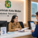 Petugas layanan di kantor helpdesk sedang memberikan Bantuan CPNS Medan 2026 kepada pelamar yang mengalami kendala teknis.