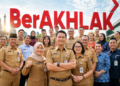 Poster sosialisasi Budaya Kerja BerAKHLAK yang mencakup orientasi pelayanan, akuntabel, kompeten, harmonis, loyal, adaptif, dan kolaboratif bagi ASN pimpinan.