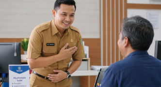 Penerapan Etika Kerja Medan dalam pelayanan publik harian yang mengutamakan kesantunan, profesionalisme, dan integritas.