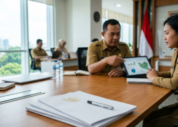 Ilustrasi tumpukan dokumen resmi di meja rapat birokrasi sebagai simbol finalisasi formasi CPNS 2026 yang ditargetkan rampung pada akhir Mei oleh Kemenpan RB.
