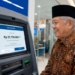 Ilustrasi kegembiraan pensiunan saat menerima tunjangan Gaji ke-13 Pensiunan 2026 melalui rekening bank.