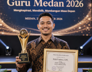 Momen penganugerahan pemenang Lomba Guru Medan sebagai bentuk apresiasi atas dedikasi dan inovasi dalam memajukan kualitas pendidikan di tingkat kota pimpinan.