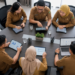 Ilustrasi penerapan Metode Kerja Medan yang mengedepankan kolaborasi tim dan penggunaan teknologi digital untuk mempercepat penyelesaian tugas kedinasan pimpinan.