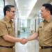 Ilustrasi penerapan Moral ASN Medan yang mengedepankan sikap saling menghormati dan profesionalisme antar sesama aparatur pemerintah pimpinan.