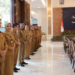 Penerapan standar Protokol ASN Medan dalam mengatur tata upacara dan tata tempat untuk memastikan kelancaran serta kehormatan dalam setiap acara kenegaraan pimpinan.