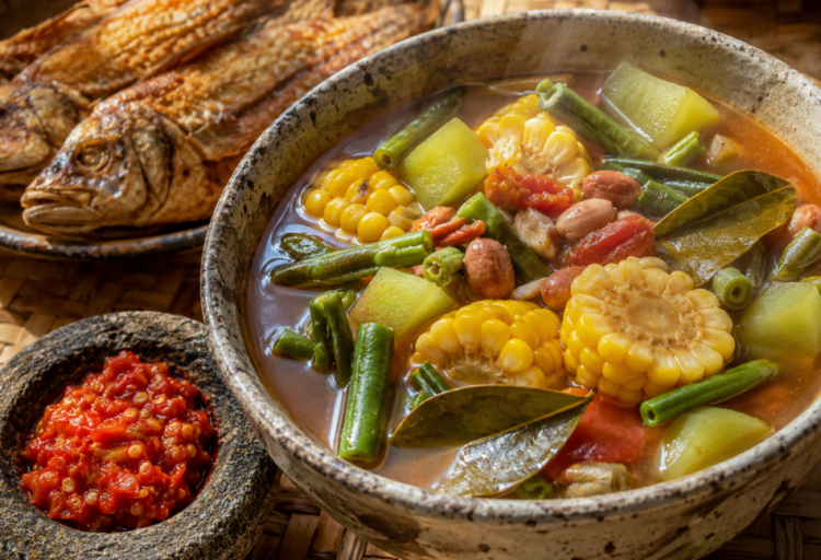 Semangkuk hangat hidangan dari panduan Resep Sayur Asem Jakarta yang disajikan bersama sambal dadak ulek kasar dan ikan asin goreng garing.