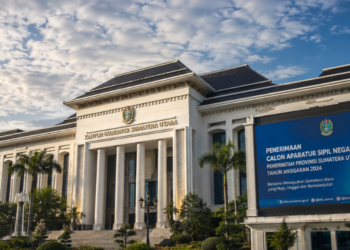 Foto gedung megah pemerintah provinsi Sumatera Utara yang menampilkan spanduk digital rekrutmen aparatur sipil negara pada halaman utama,