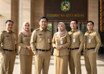 Penggunaan Seragam Dinas Medan yang rapi dan lengkap sebagai identitas profesionalisme aparatur sipil negara di lingkungan pemerintah kota pimpinan.