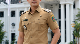 Standarisasi penggunaan Seragam Pegawai Medan yang mencerminkan kedisiplinan dan profesionalisme aparatur sipil negara dalam melayani masyarakat kota pimpinan.
