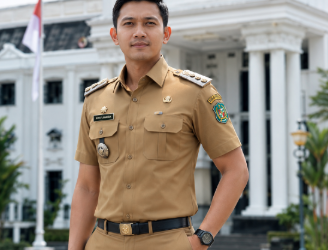 Standarisasi penggunaan Seragam Pegawai Medan yang mencerminkan kedisiplinan dan profesionalisme aparatur sipil negara dalam melayani masyarakat kota pimpinan.