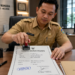 Foto dokumen rekam jejak kedisiplinan resmi yang dibubuhi stempel pengesahan oleh petugas sumber daya manusia di atas meja kerja,