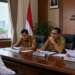 Suasana simulasi Wawancara CPNS Medan yang menunjukkan interaksi profesional antara pelamar dan tim penguji guna menilai kompetensi kepribadian pimpinan.