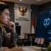 Foto hitung mundur digital yang menyala pada layar komputer berteknologi tinggi di dalam ruang kantor pemerintah modern,