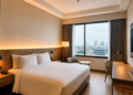 Suasana kamar yang bersih di salah satu penginapan murah di Medan untuk para pelancong