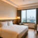 Suasana kamar yang bersih di salah satu penginapan murah di Medan untuk para pelancong