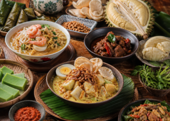 Suasana ramai pengunjung di salah satu pusat destinasi kuliner Medan