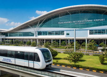 Arsitektur megah dan modern dari gedung terminal Bandara Internasional Kualanamu yang menjadi kebanggaan warga