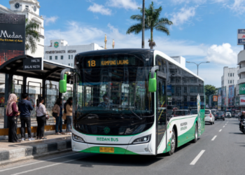 Armada bus Trans Metro Deli saat melintasi jalanan utama di pusat Kota Medan